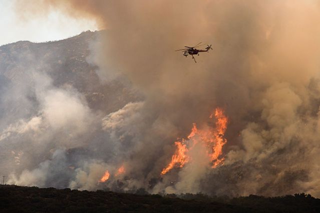 640px-FEMA_-_33364_-_A_helicopter_drops_water_on_the_wildfire_in_California